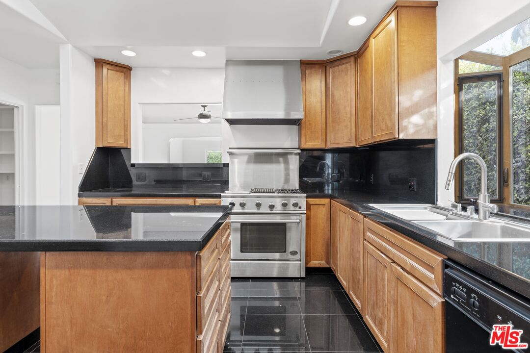1221 Poinsettia Dr