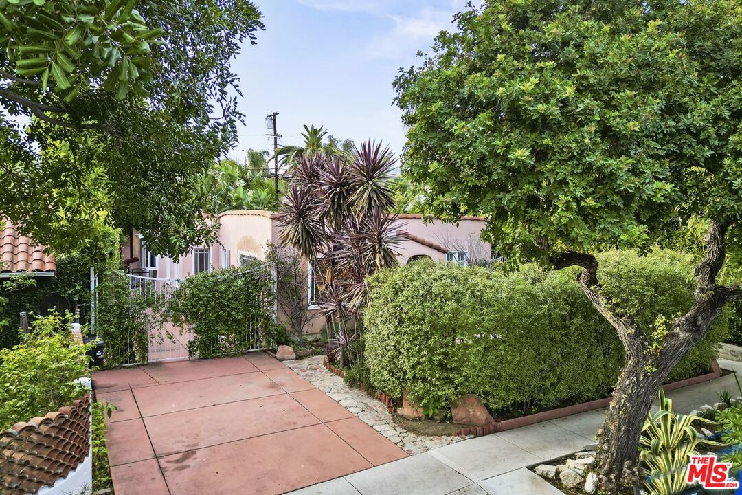 1221 Poinsettia Dr