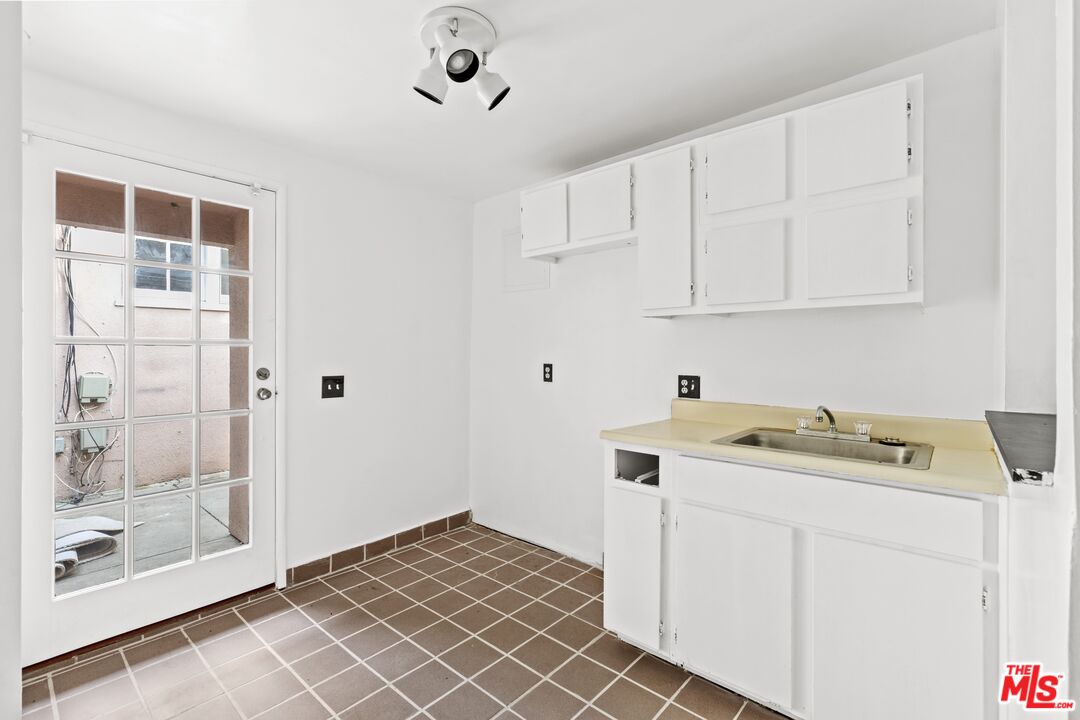 1221 Poinsettia Dr