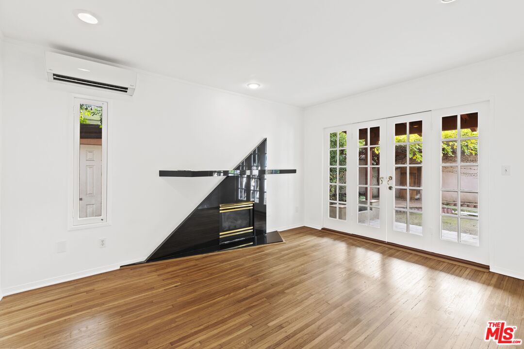 1221 Poinsettia Dr
