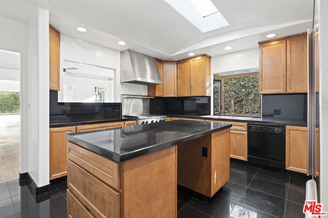 1221 Poinsettia Dr