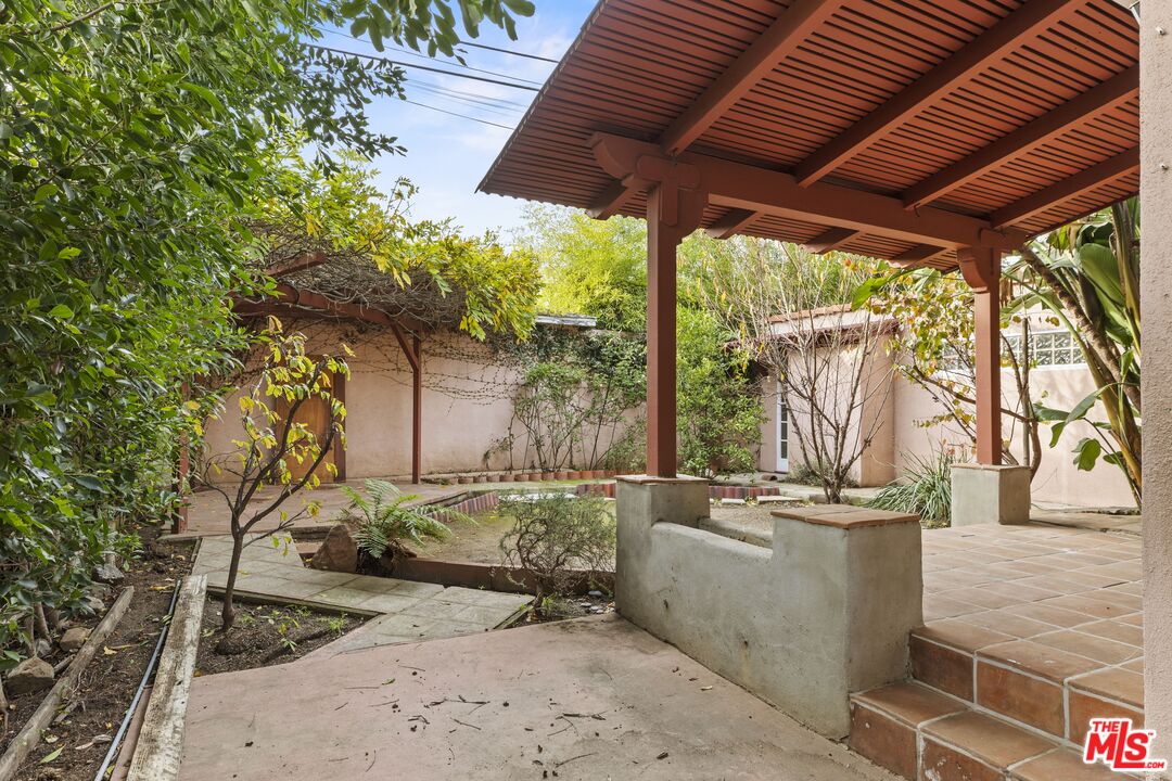 1221 Poinsettia Dr