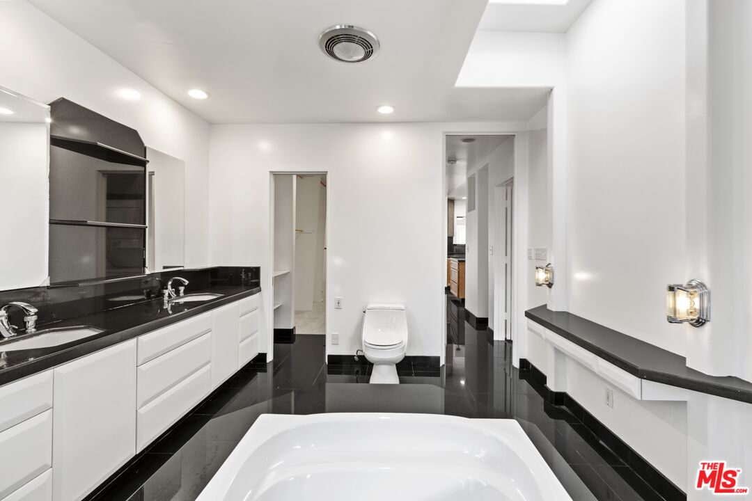 1221 Poinsettia Dr