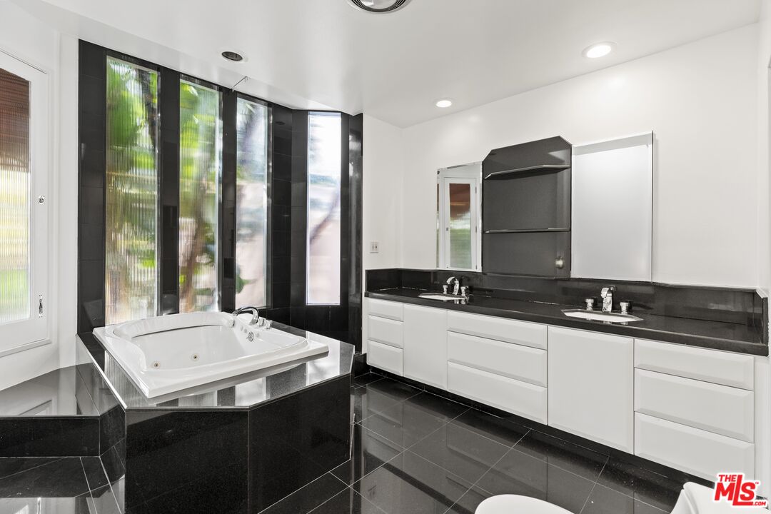 1221 Poinsettia Dr