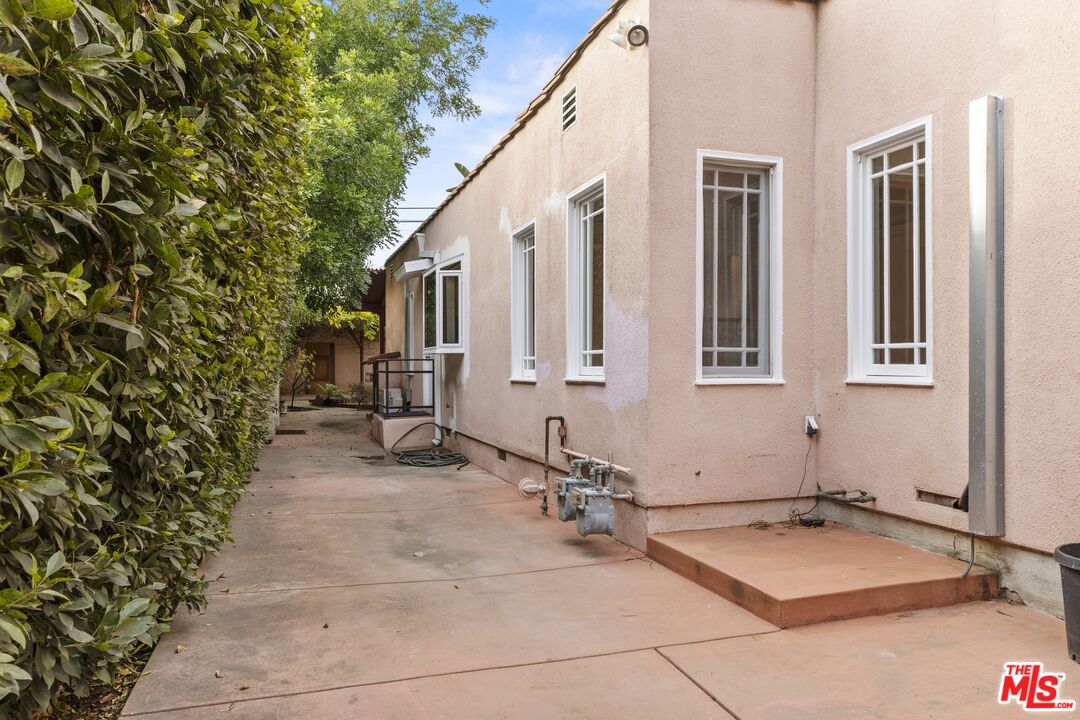 1221 Poinsettia Dr
