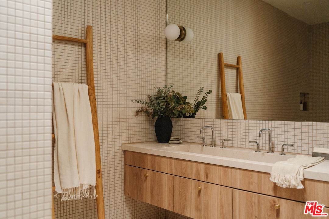 100 N Wetherly Dr Unit: PH D