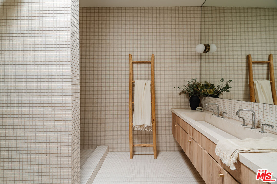 100 N Wetherly Dr Unit: PH D