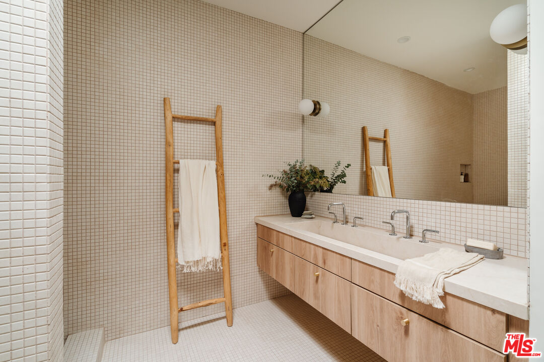 100 N Wetherly Dr Unit: PH D