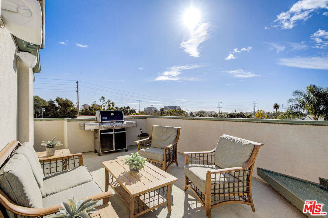 1744 Granville Ave Unit: 101