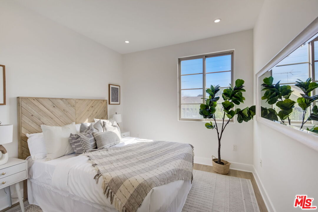 1744 Granville Ave Unit: 101