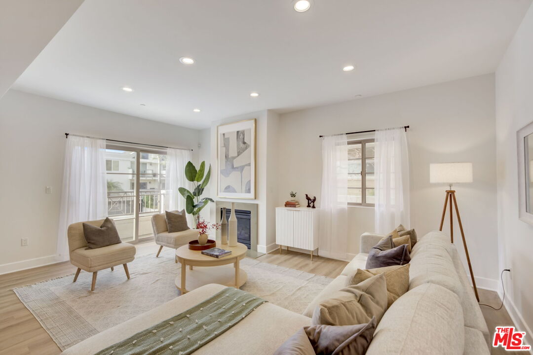 1744 Granville Ave Unit: 101