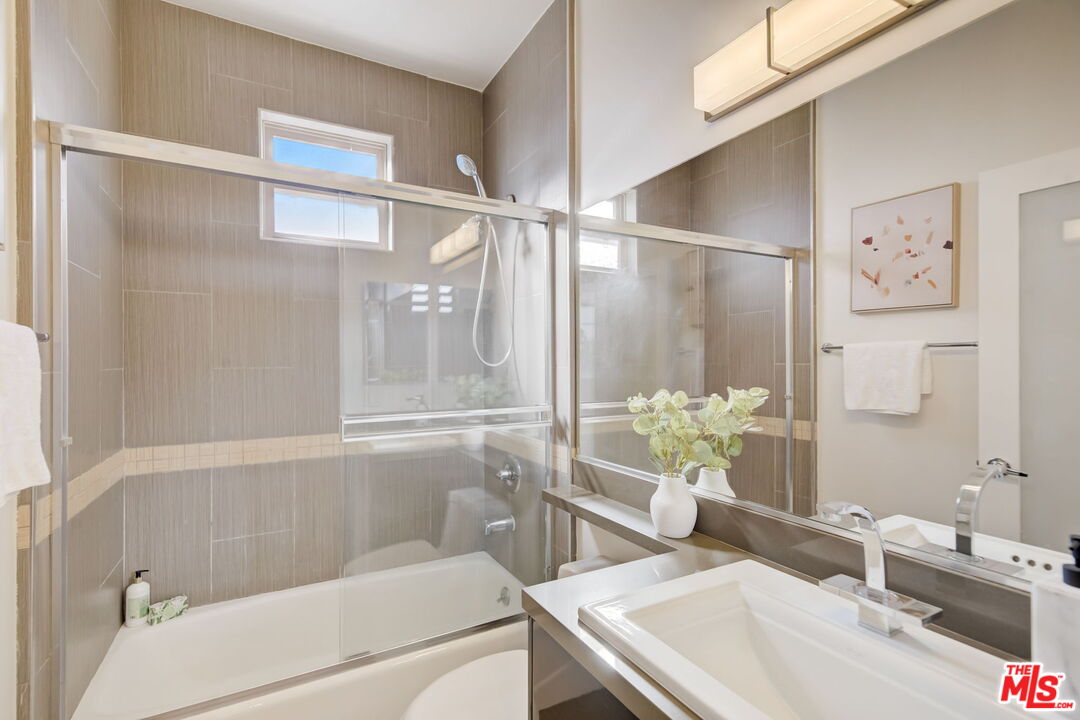 1744 Granville Ave Unit: 101