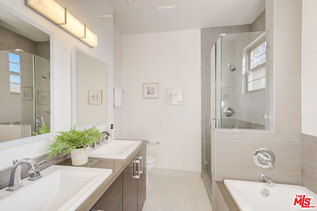 1744 Granville Ave Unit: 101