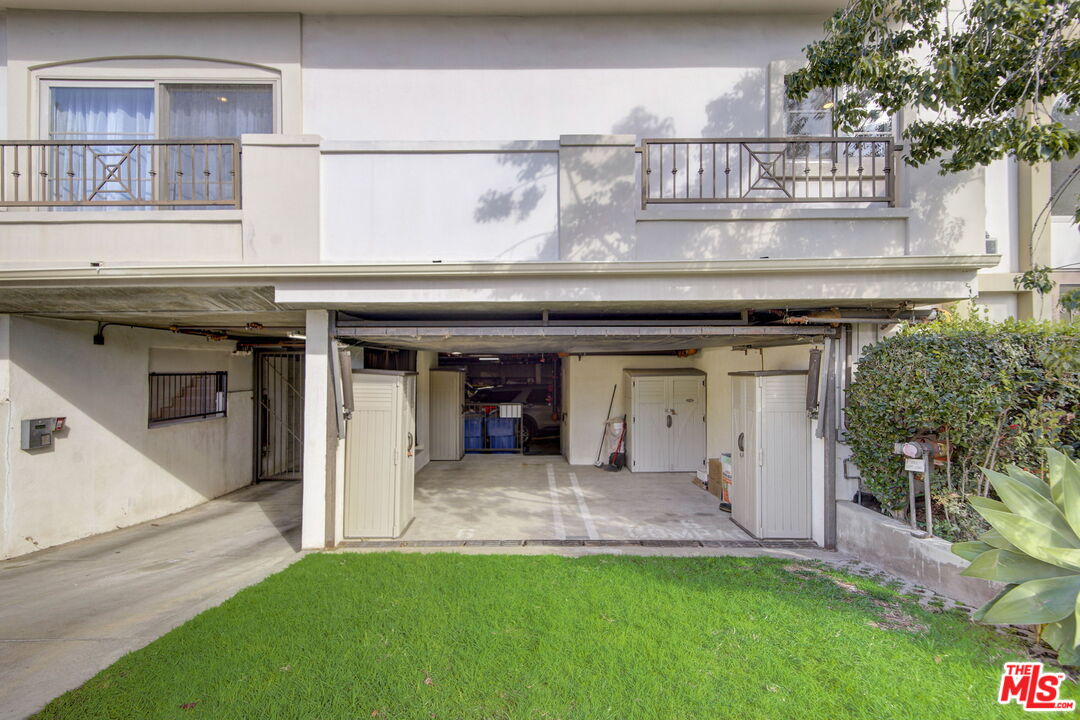 1744 Granville Ave Unit: 101