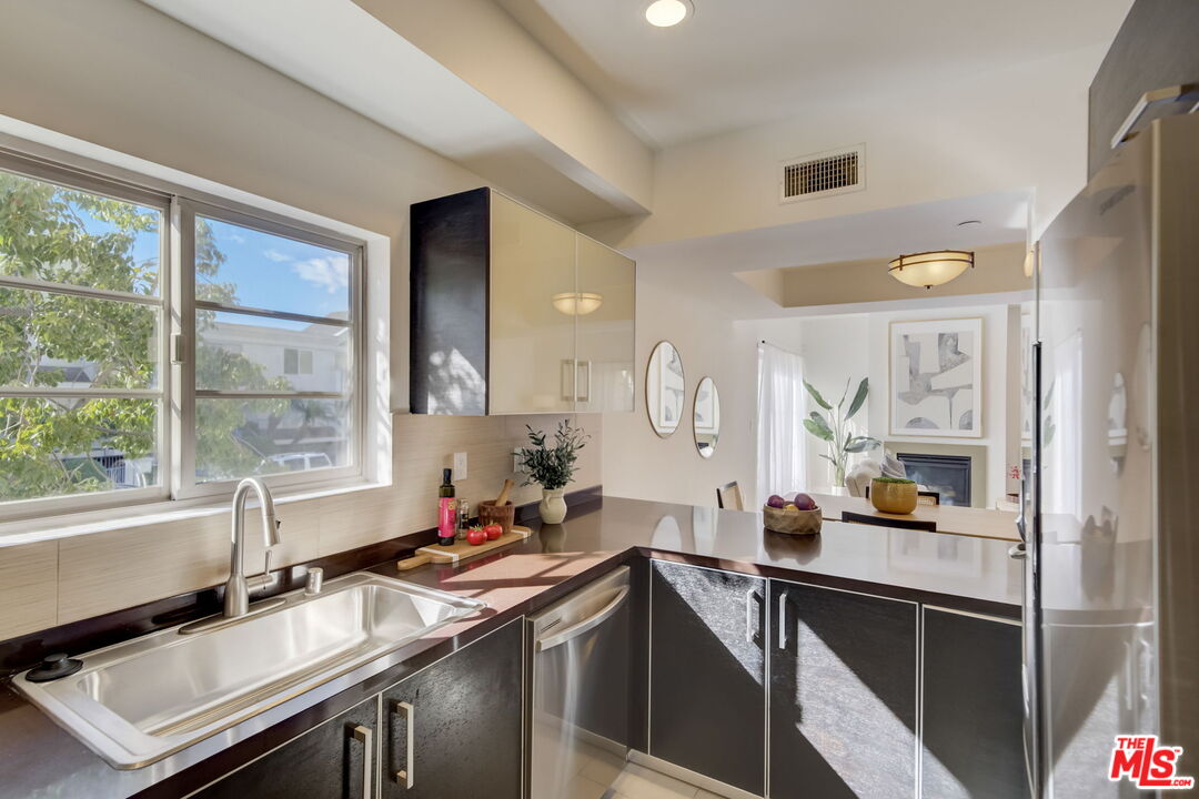 1744 Granville Ave Unit: 101