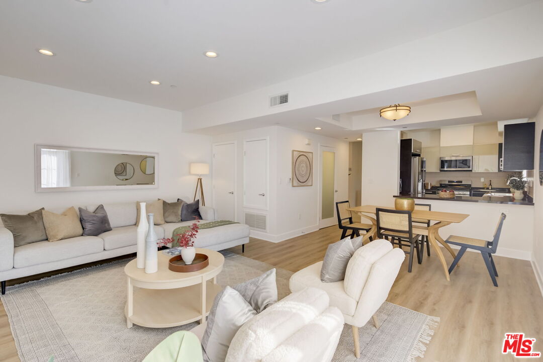 1744 Granville Ave Unit: 101