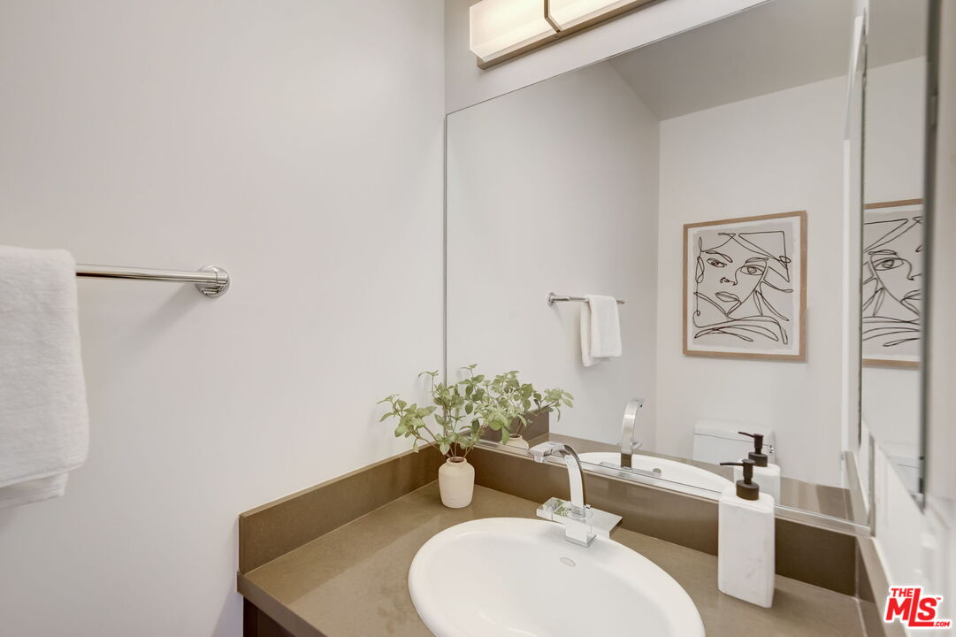 1744 Granville Ave Unit: 101