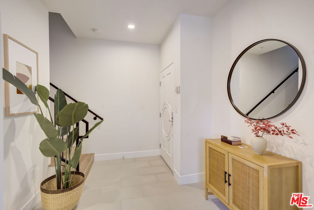 1744 Granville Ave Unit: 101