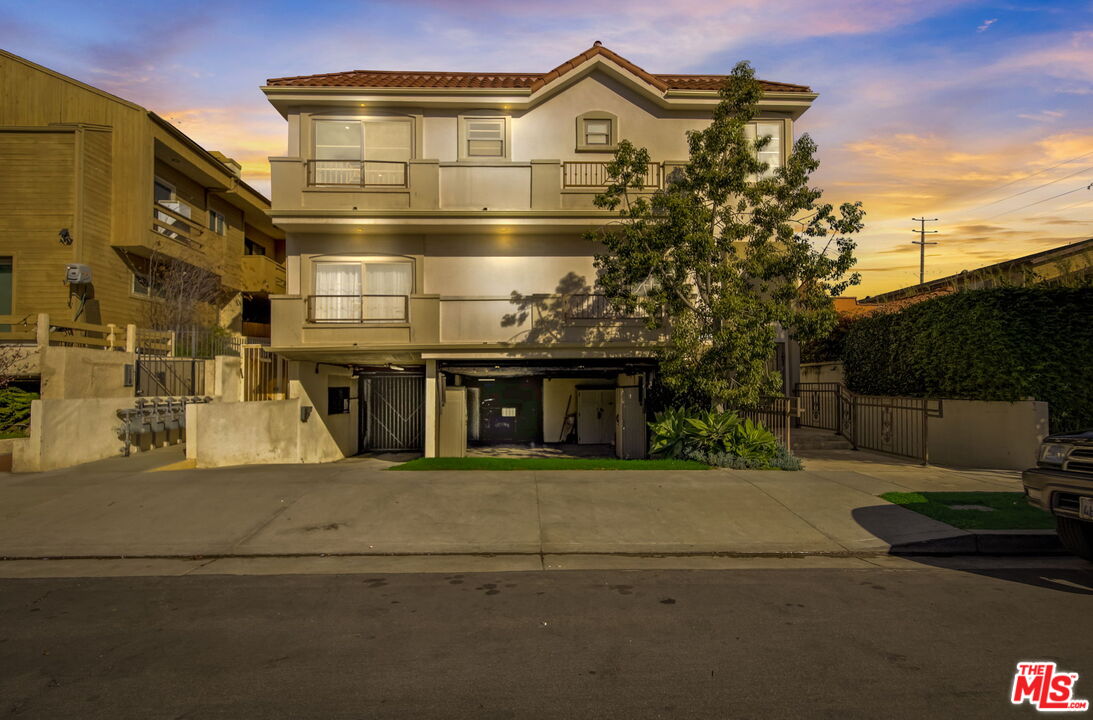 1744 Granville Ave Unit: 101