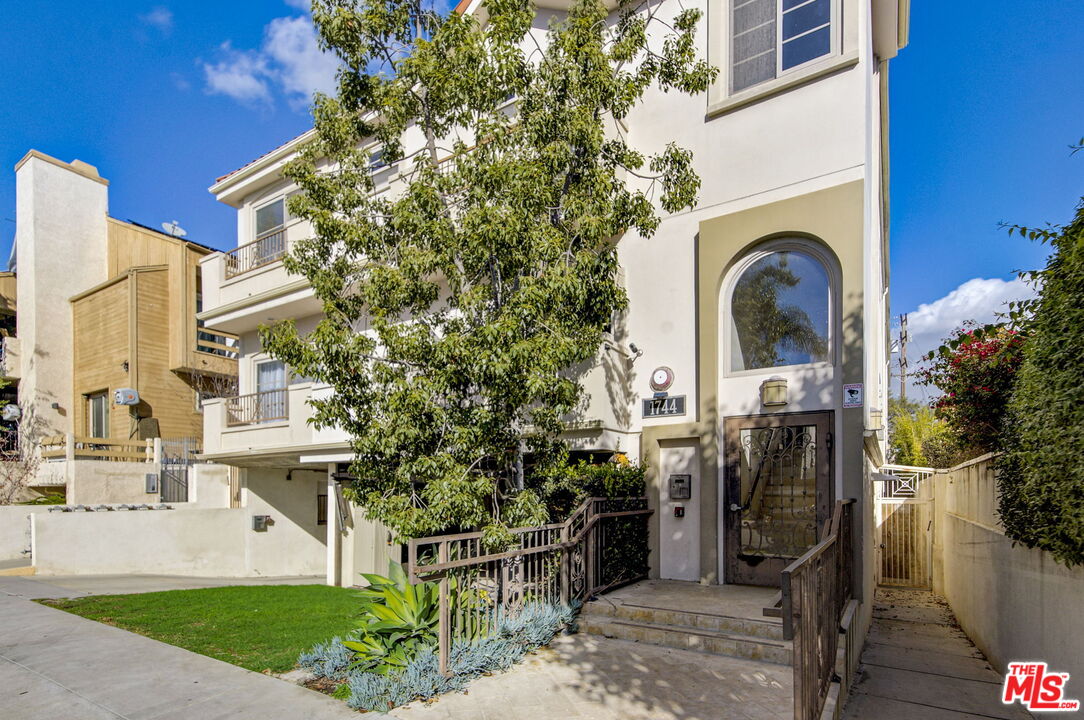 1744 Granville Ave Unit: 101