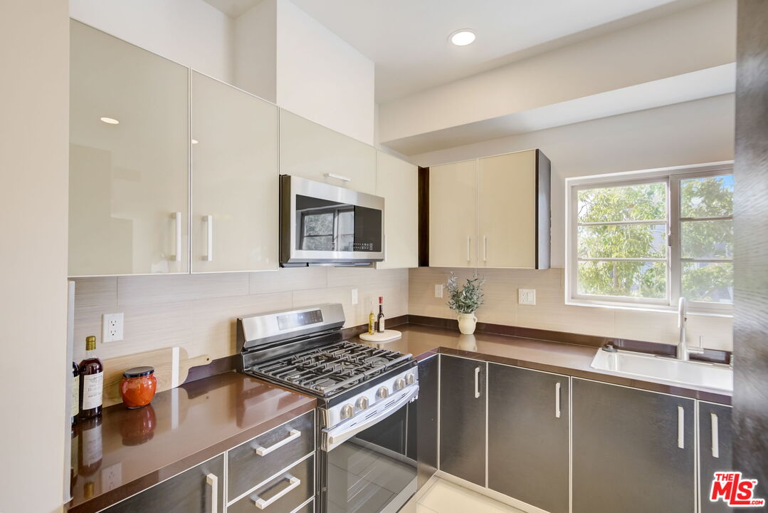 1744 Granville Ave Unit: 101