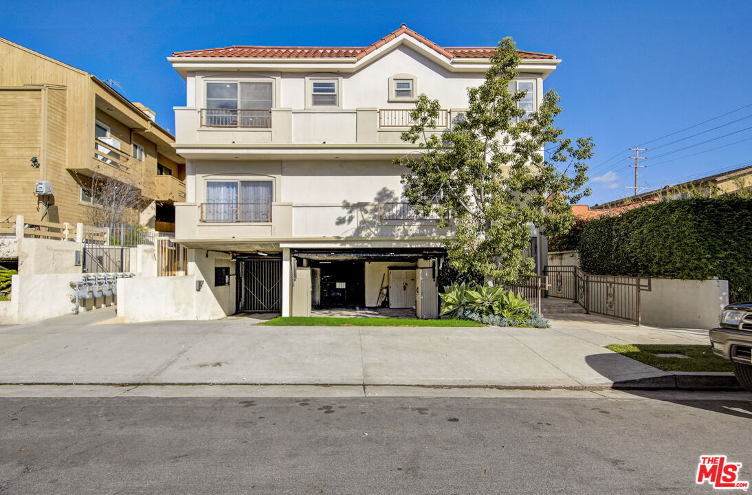 1744 Granville Ave Unit: 101