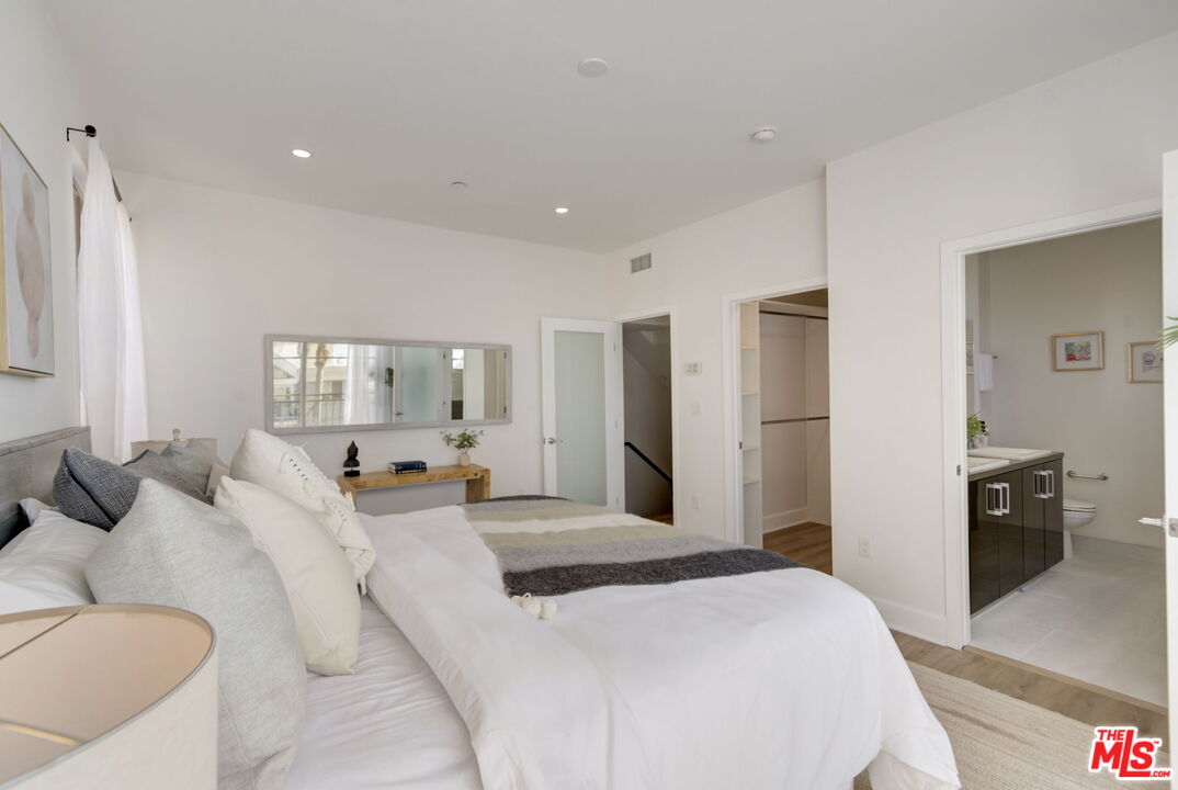 1744 Granville Ave Unit: 101