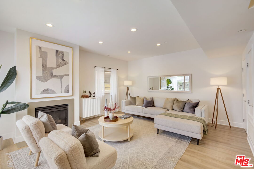 1744 Granville Ave Unit: 101