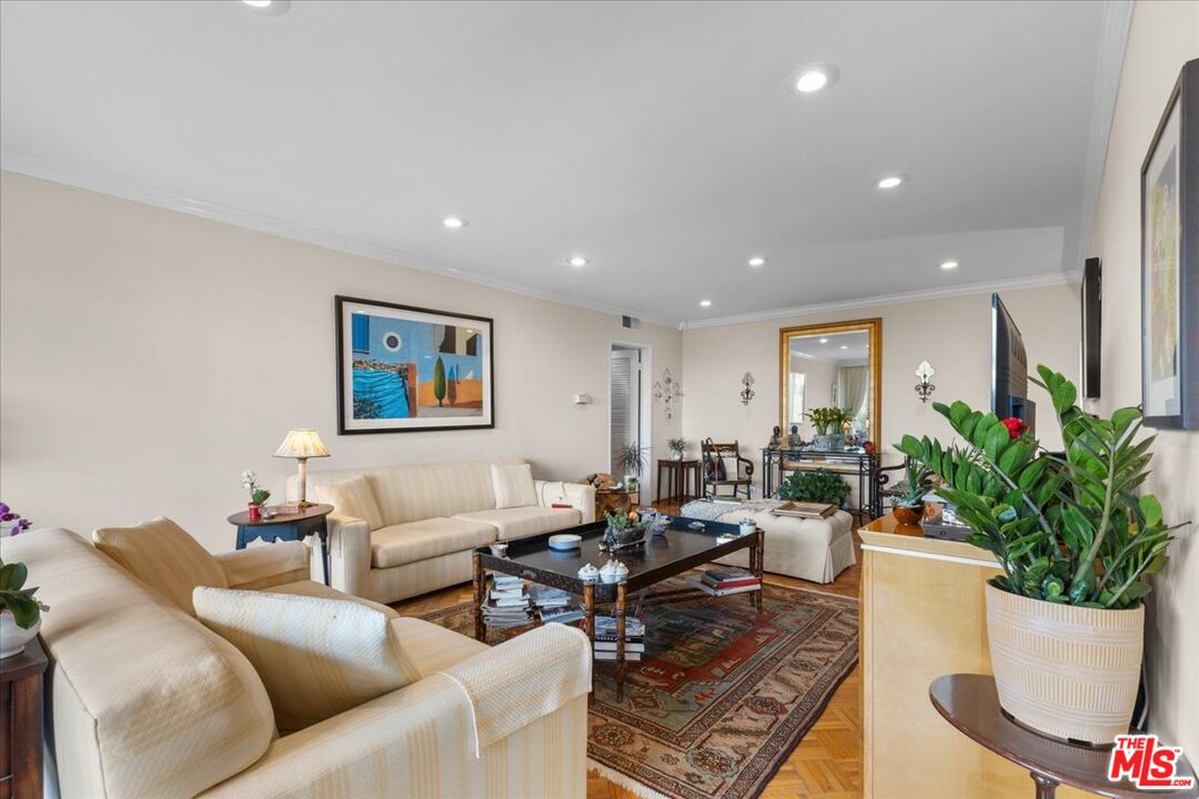 4487 Colbath Ave Unit: 310