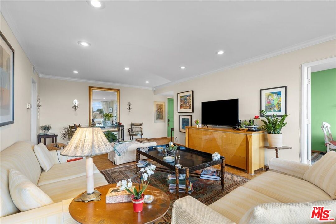 4487 Colbath Ave Unit: 310