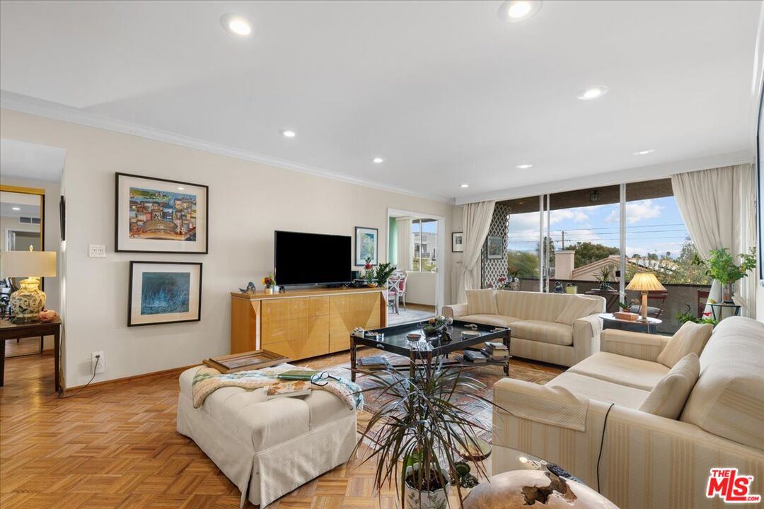 4487 Colbath Ave Unit: 310