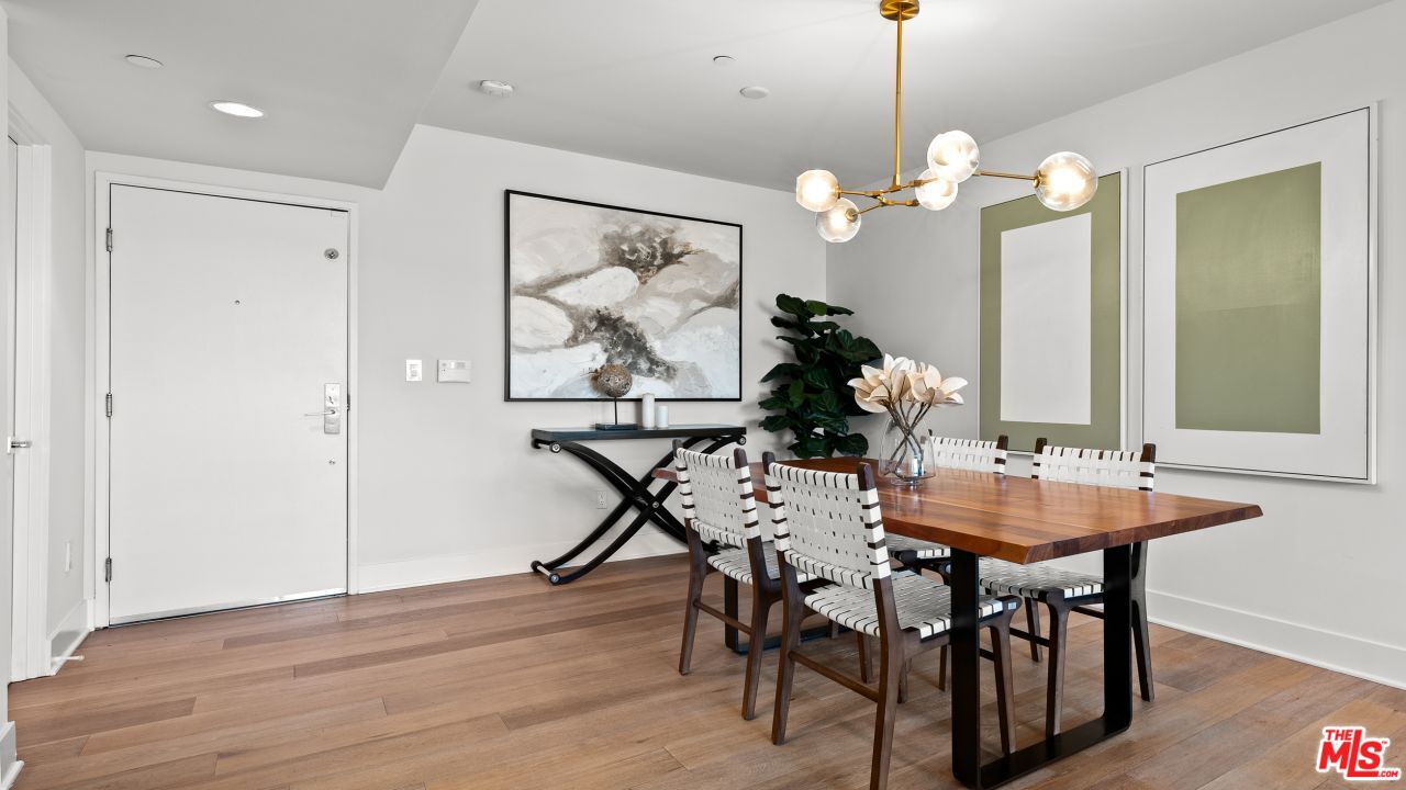 118 N Kings Rd Unit: 402