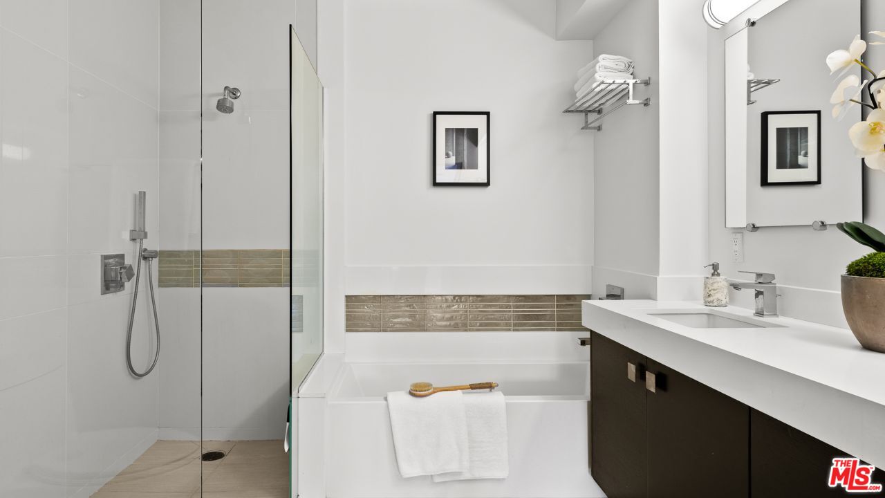 118 N Kings Rd Unit: 402
