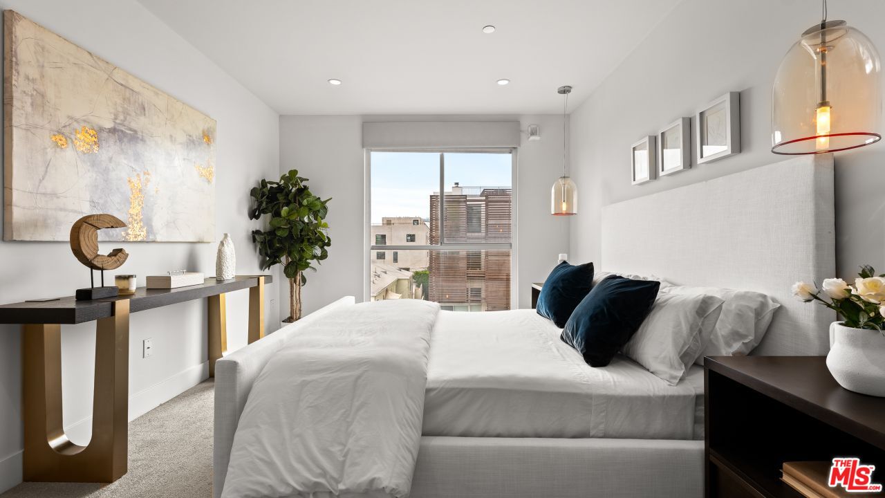 118 N Kings Rd Unit: 402