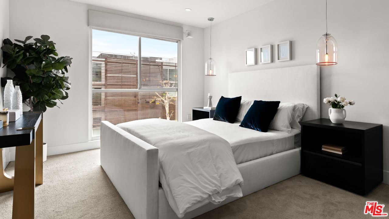118 N Kings Rd Unit: 402