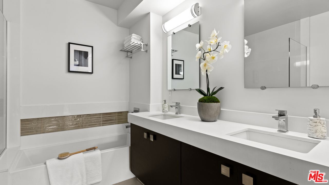 118 N Kings Rd Unit: 402