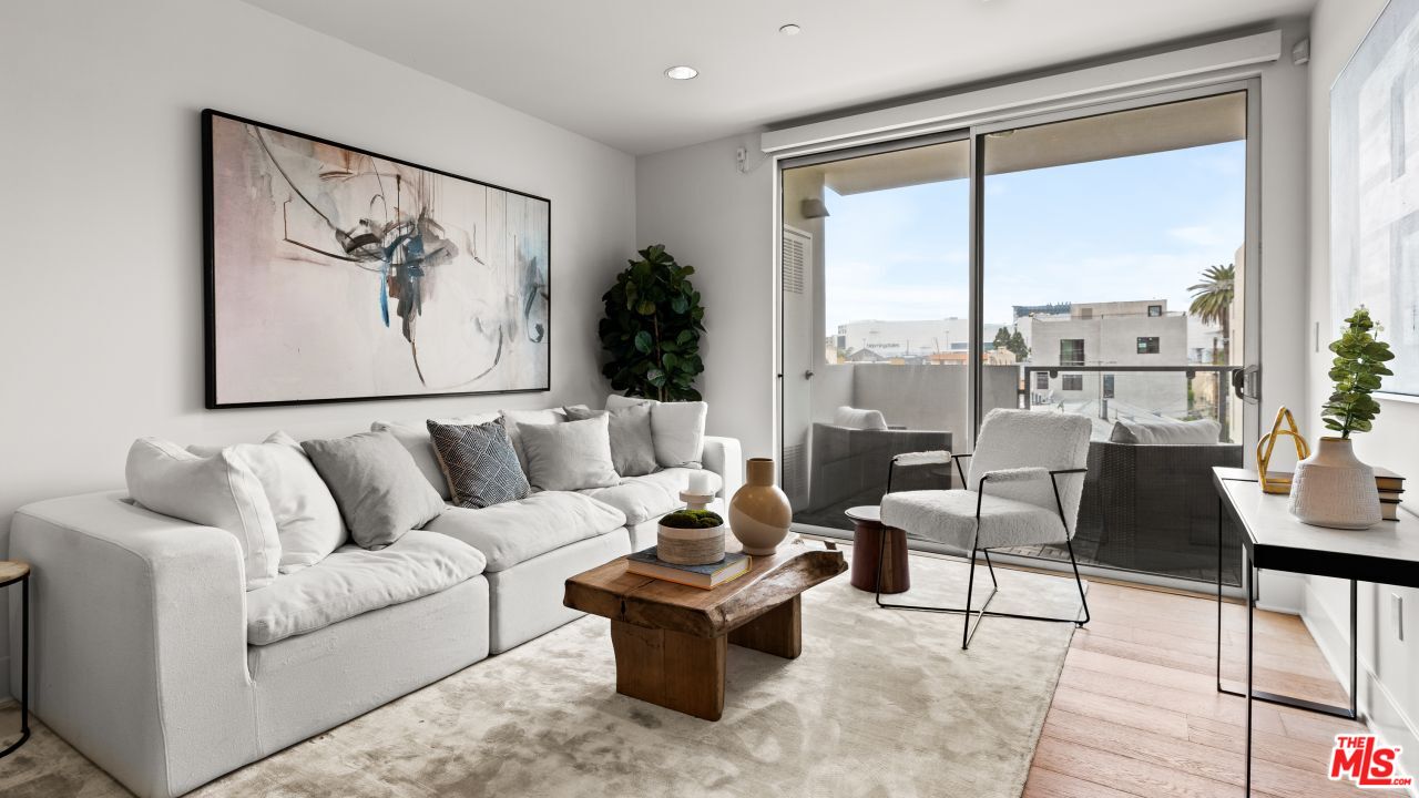 118 N Kings Rd Unit: 402