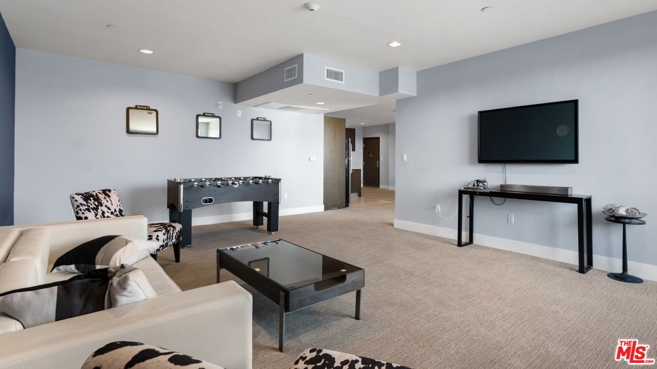 118 N Kings Rd Unit: 402