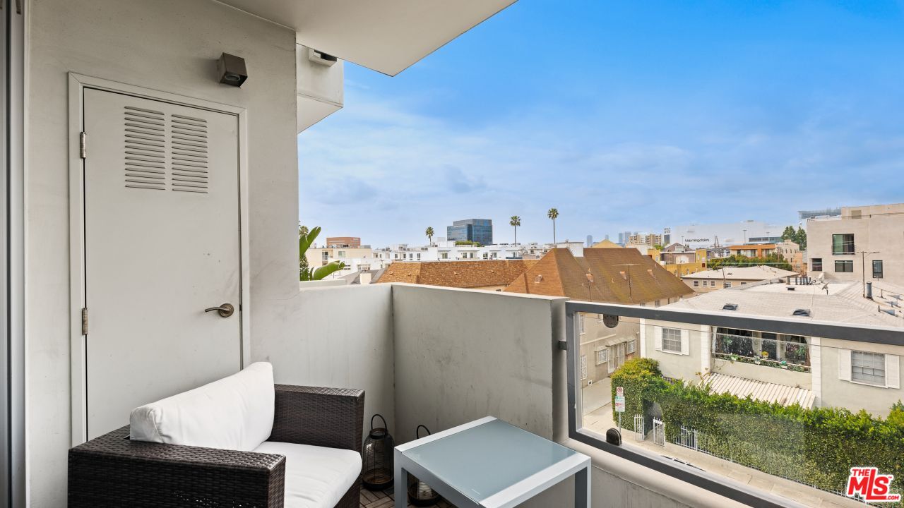 118 N Kings Rd Unit: 402