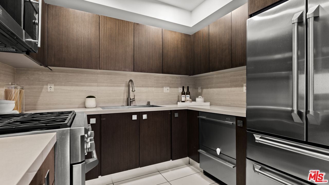 118 N Kings Rd Unit: 402