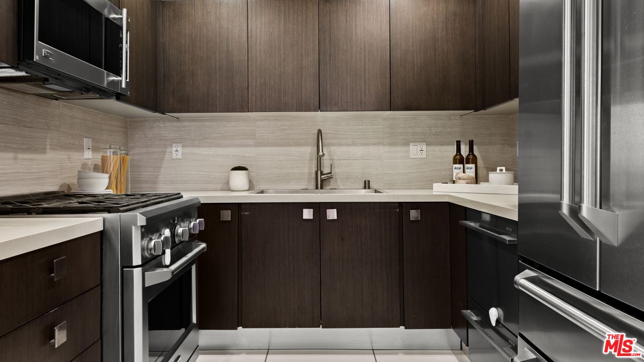 118 N Kings Rd Unit: 402