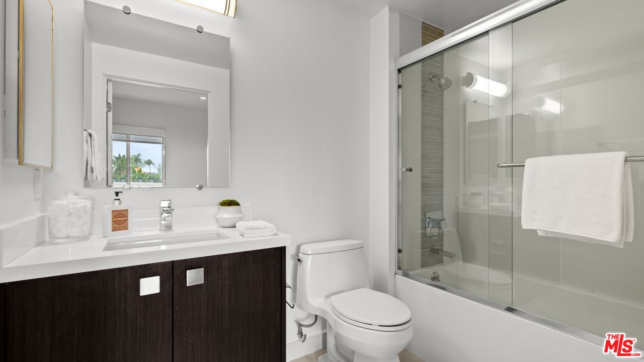 118 N Kings Rd Unit: 402