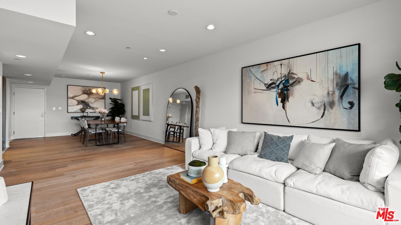 118 N Kings Rd Unit: 402