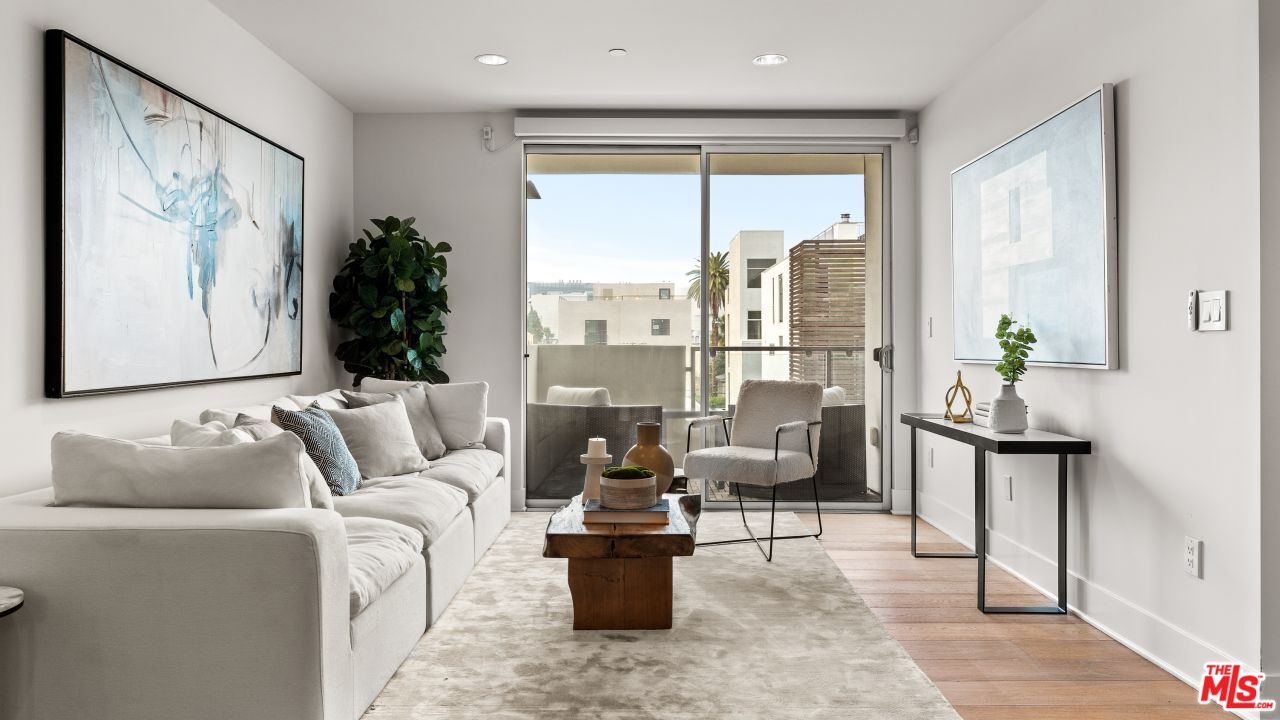 118 N Kings Rd Unit: 402