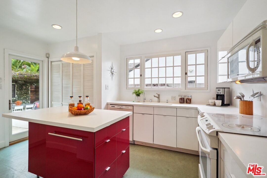 1132 Greenacre Ave