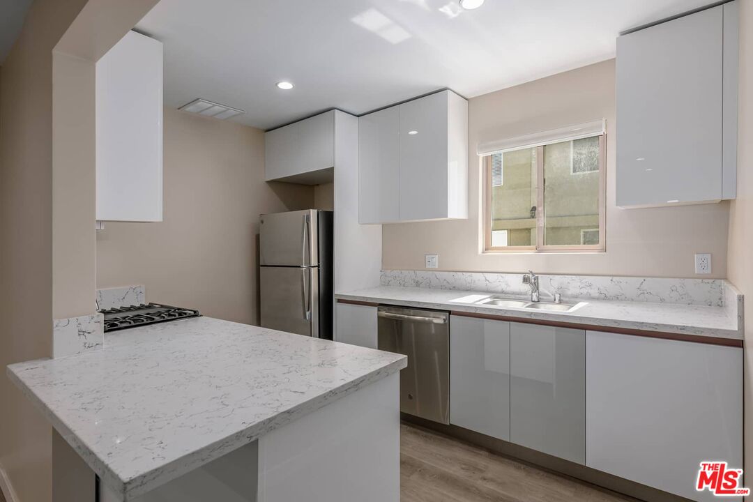 1553 S Saltair Ave Unit: 101