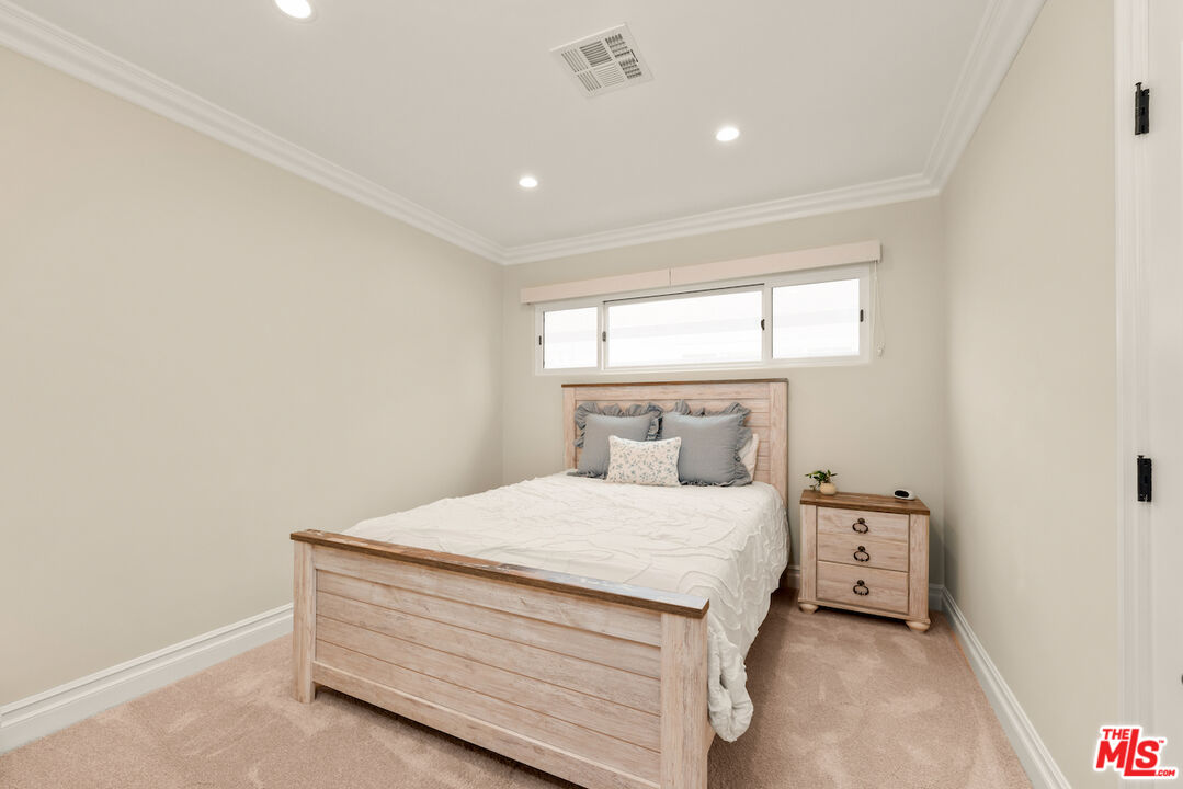 13941 Chandler Blvd
