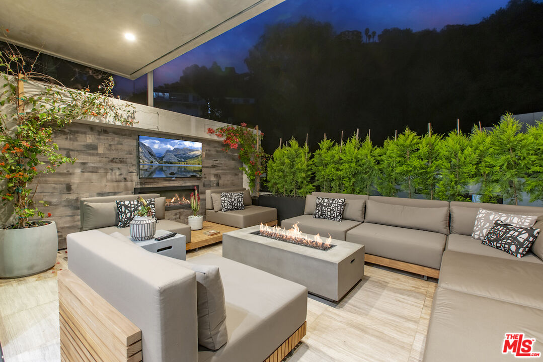 8145 Willow Glen Rd