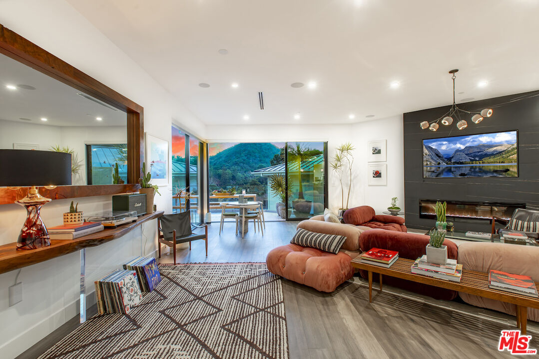 8145 Willow Glen Rd