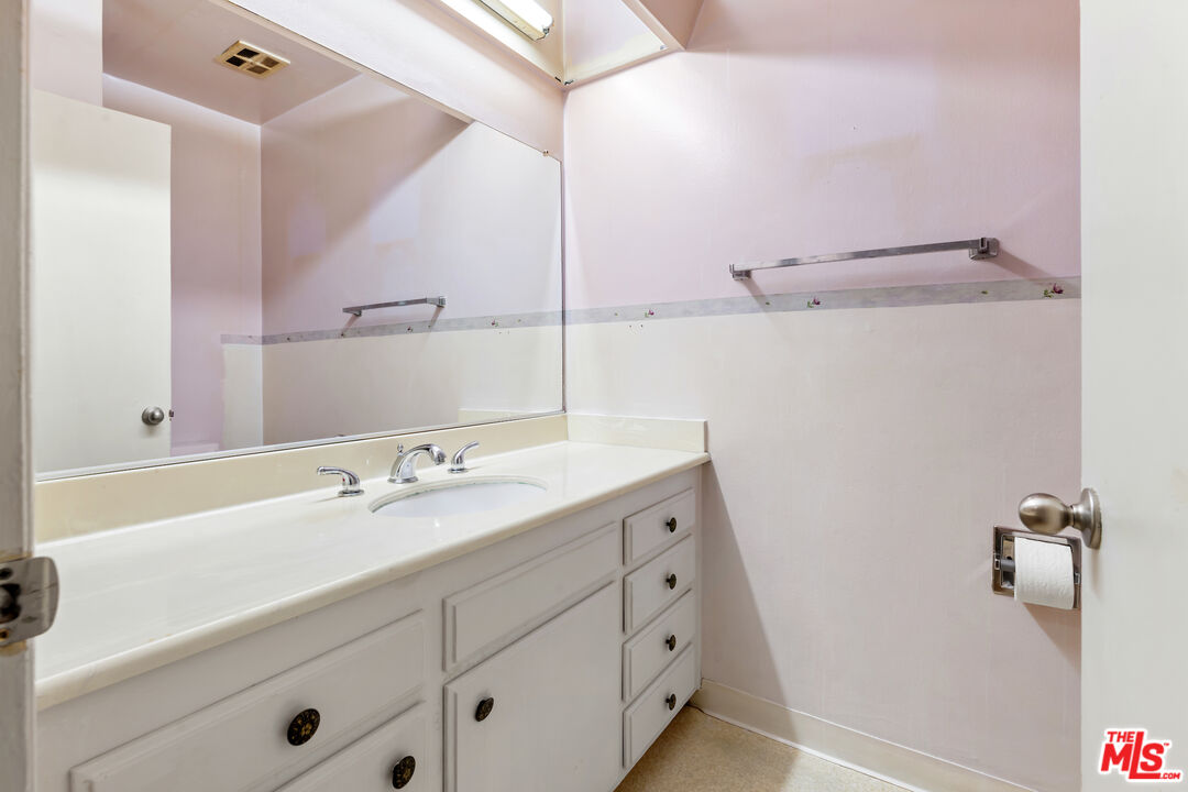 927 N Kings Rd Unit: 114